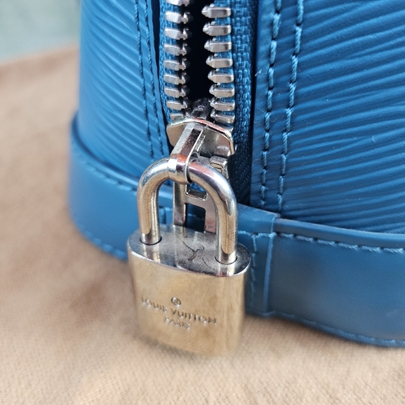✨ Authentic Louis Vuitton Alma BB in rare Cyan Épi leather. - Picture 5 of 16